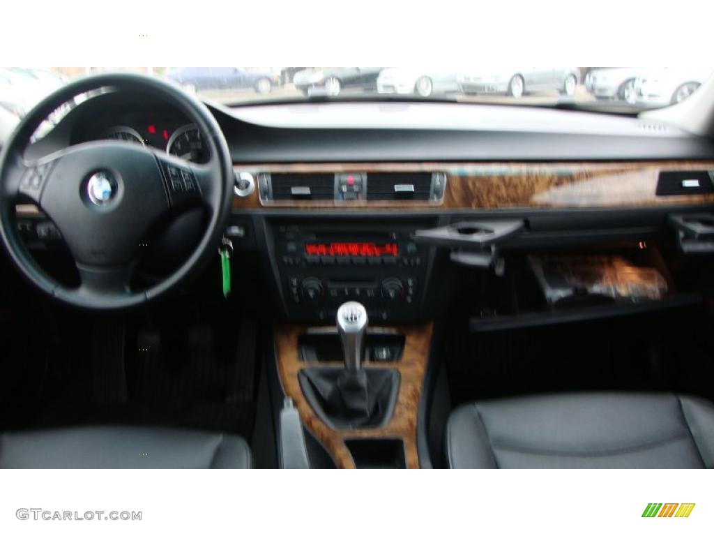 2006 3 Series 330xi Sedan - Jet Black / Black photo #17