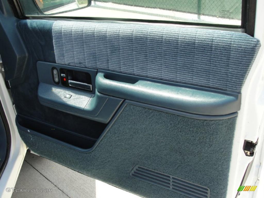1994 Suburban C1500 - White / Denim Blue photo #26