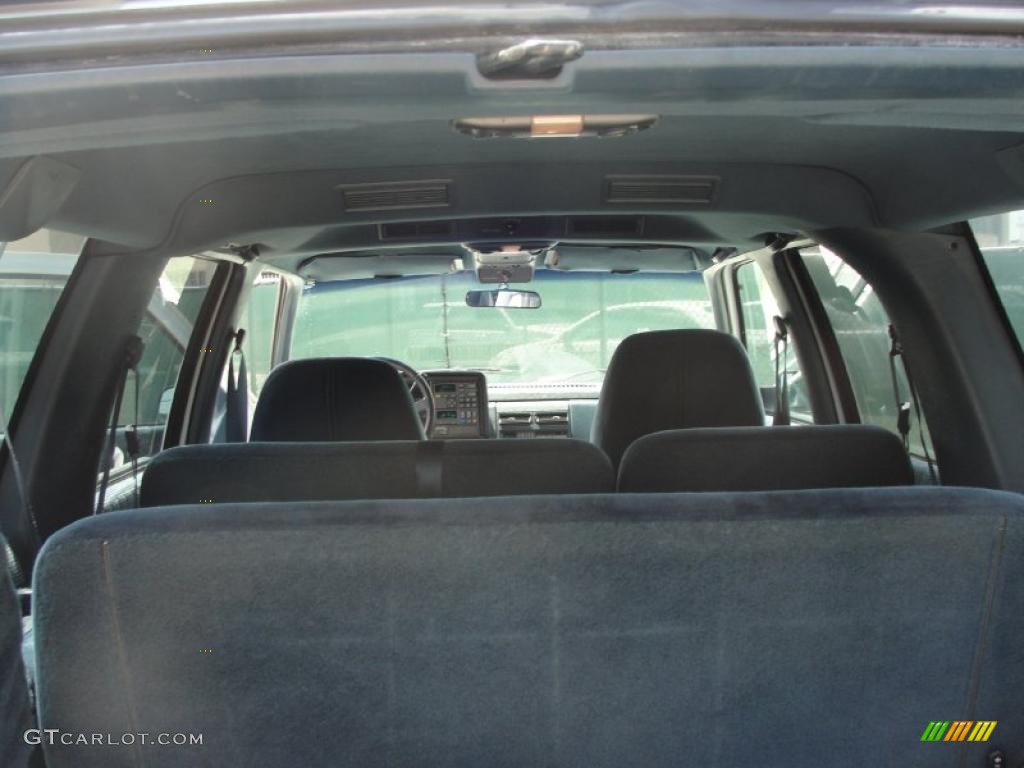 1994 Suburban C1500 - White / Denim Blue photo #33