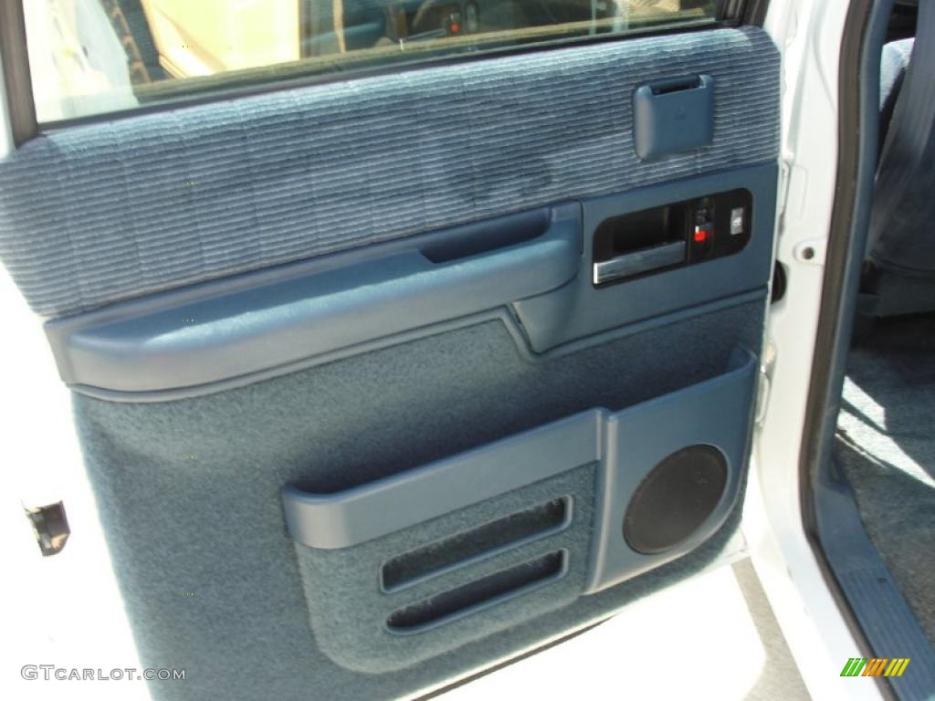 1994 Suburban C1500 - White / Denim Blue photo #34
