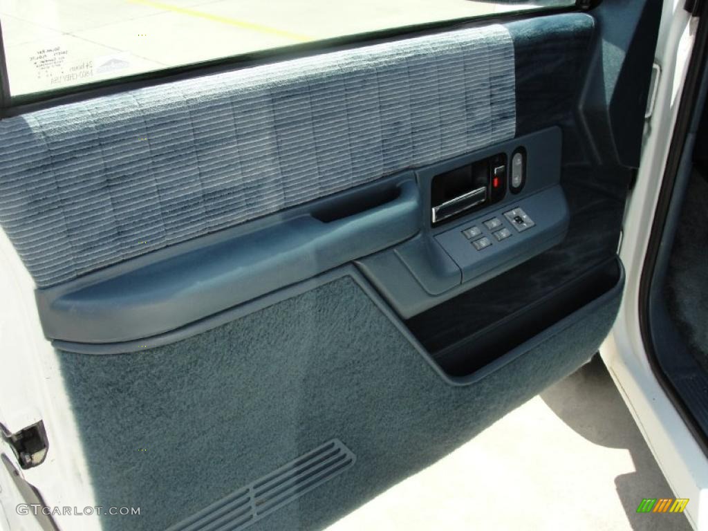 1994 Suburban C1500 - White / Denim Blue photo #36