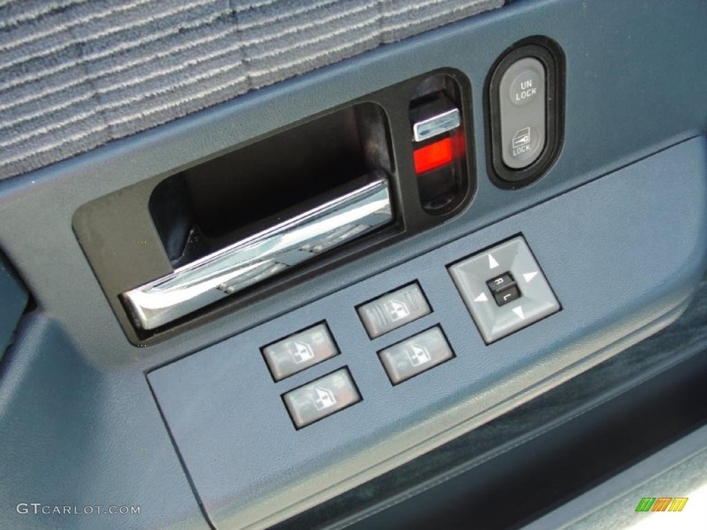 1994 Suburban C1500 - White / Denim Blue photo #37
