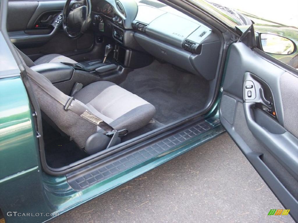 Dark Gray Interior 1995 Chevrolet Camaro Coupe Photo #28705660