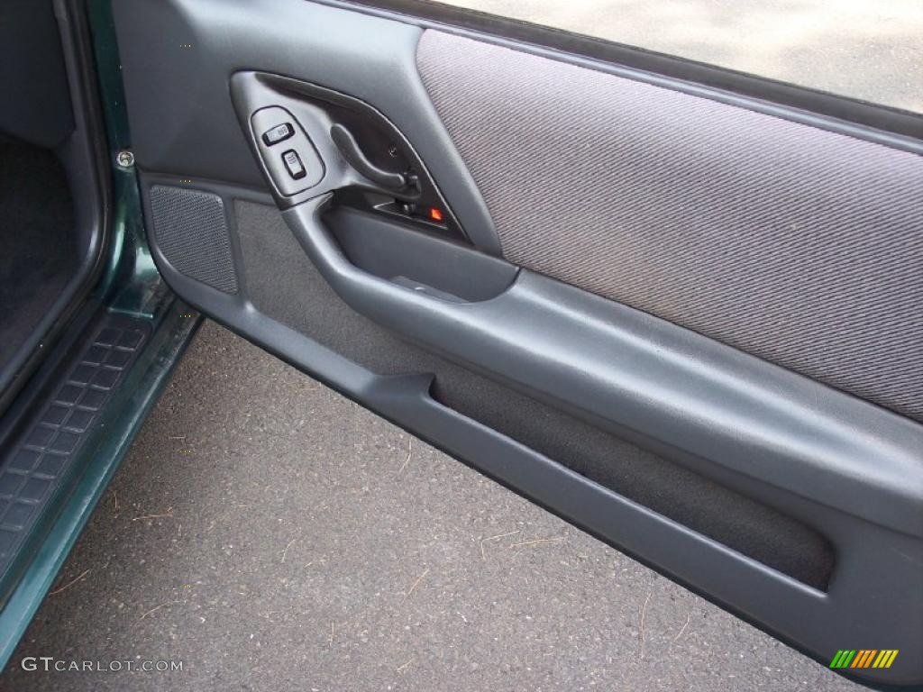 1995 Chevrolet Camaro Coupe Dark Gray Door Panel Photo #28705672