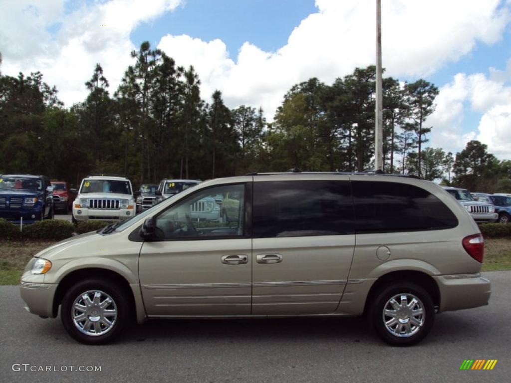 2007 Town & Country Limited - Linen Gold Metallic / Dark Khaki/Light Graystone photo #2