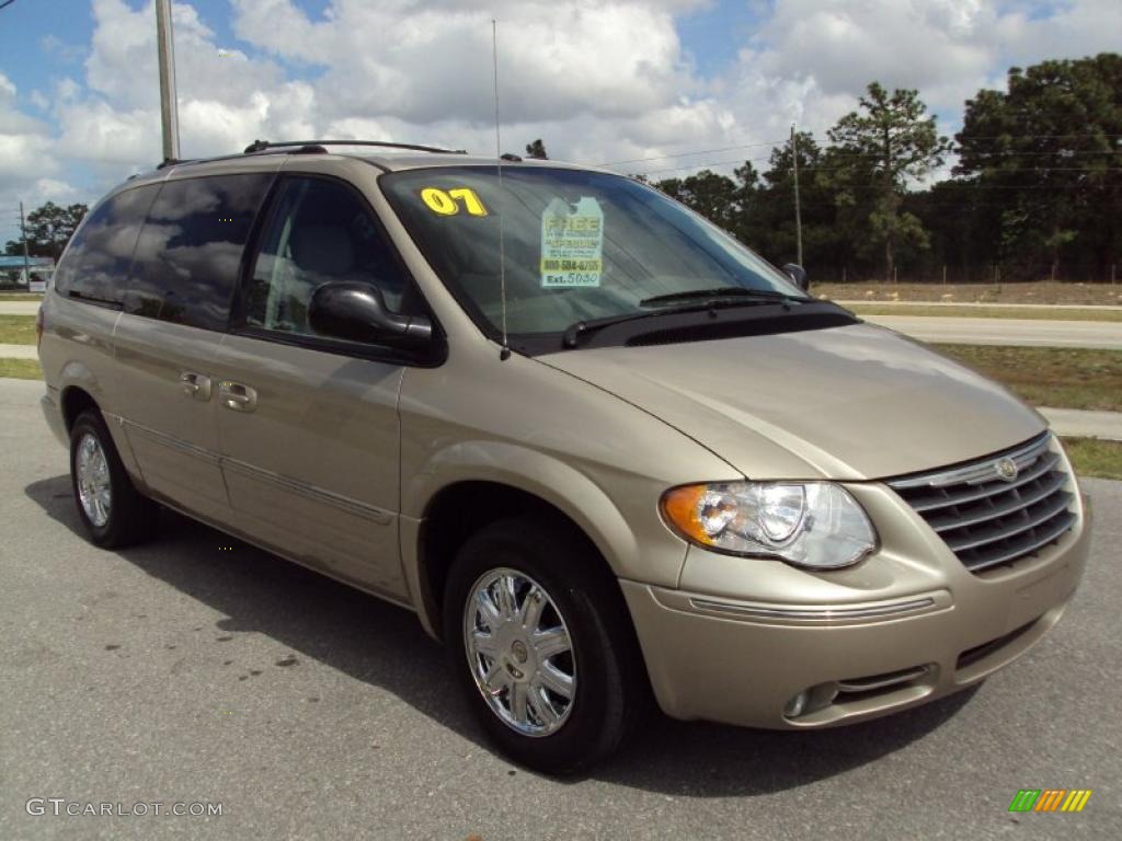 2007 Town & Country Limited - Linen Gold Metallic / Dark Khaki/Light Graystone photo #12