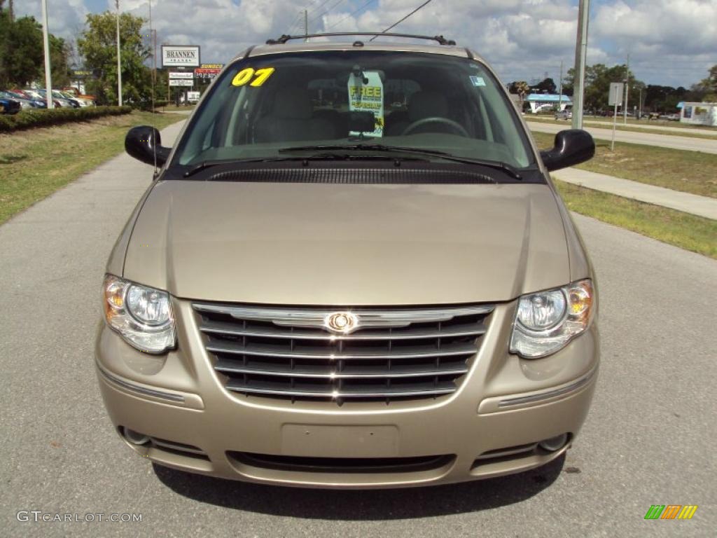 2007 Town & Country Limited - Linen Gold Metallic / Dark Khaki/Light Graystone photo #15
