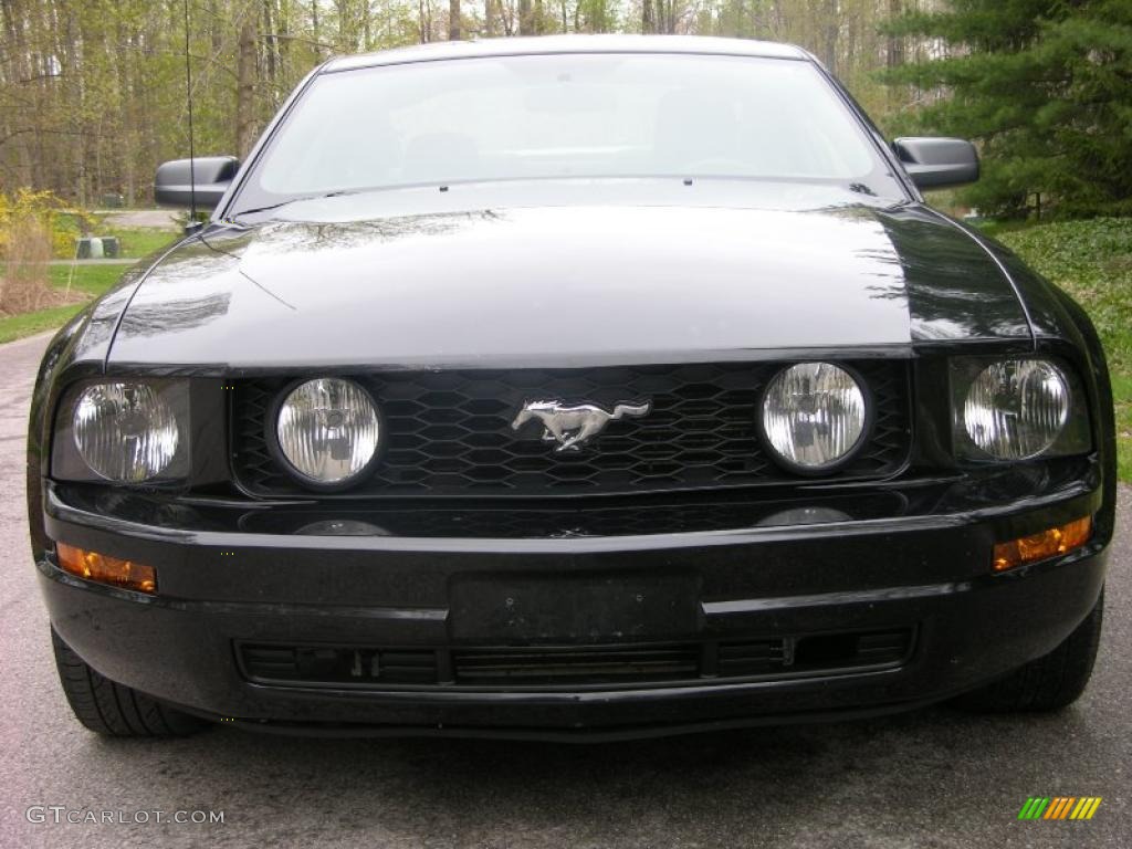 2006 Mustang V6 Deluxe Coupe - Black / Dark Charcoal photo #1