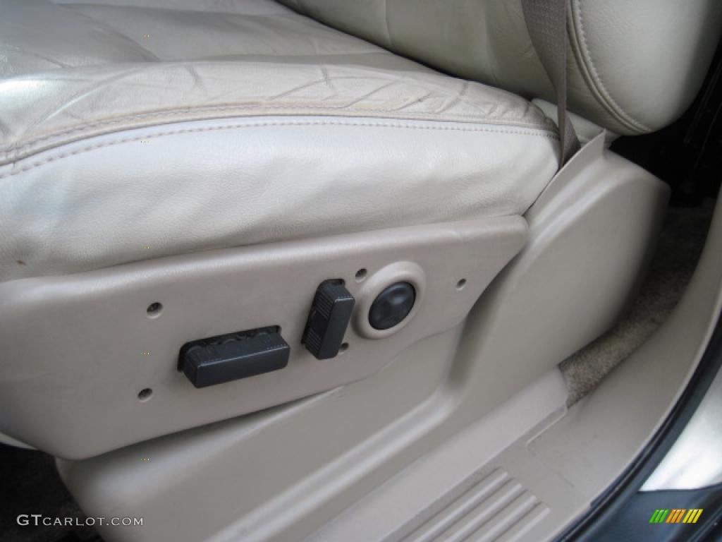 2003 Suburban 1500 LT 4x4 - Light Pewter Metallic / Tan/Neutral photo #26