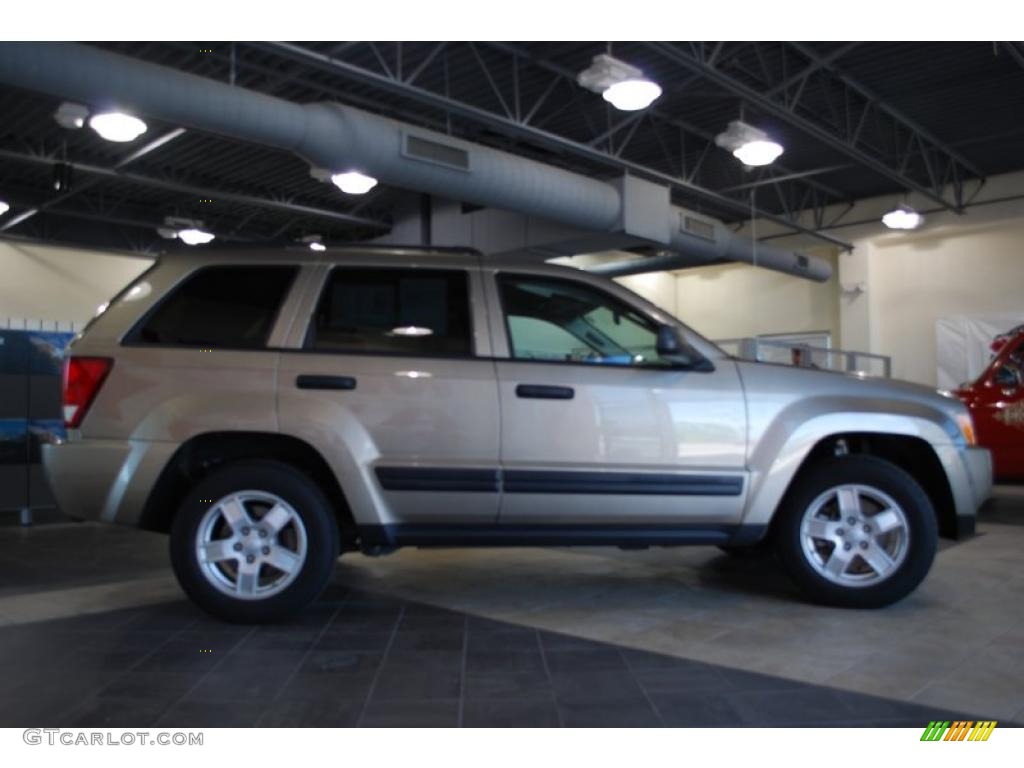 2006 Grand Cherokee Laredo - Light Khaki Metallic / Khaki photo #3