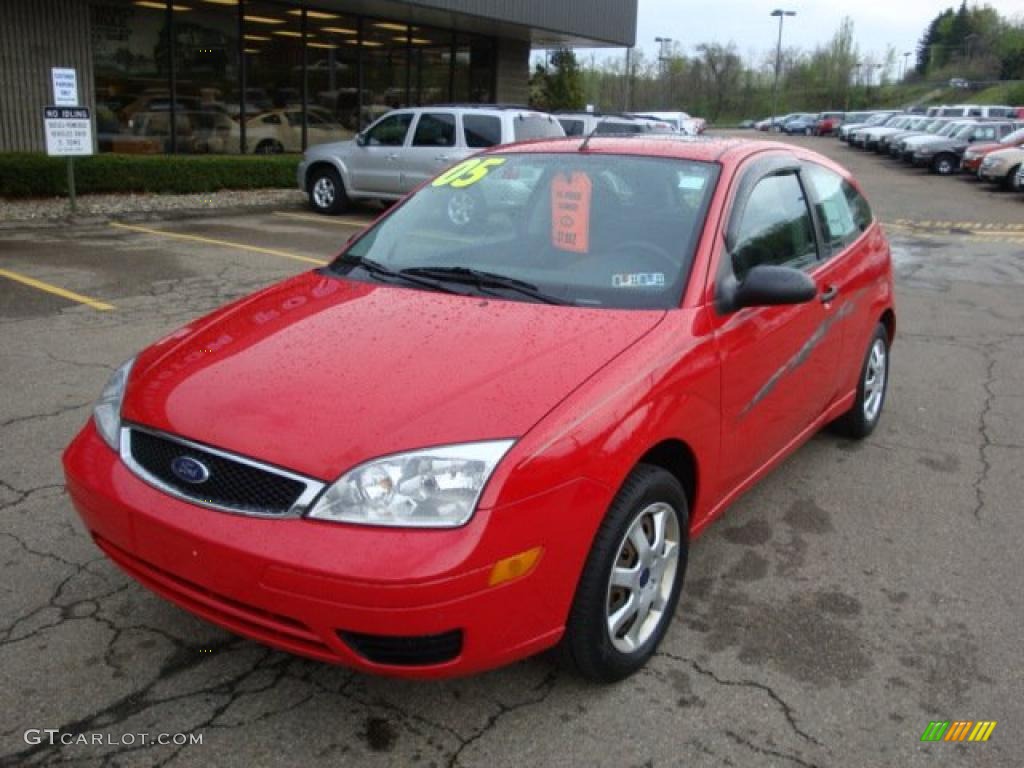 2005 Focus ZX3 SES Coupe - Infra-Red / Charcoal/Charcoal photo #11