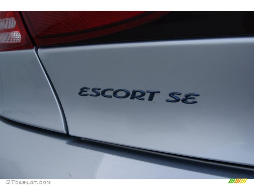 2001 Escort SE Sedan - Silver Frost Metallic / Medium Graphite photo #20
