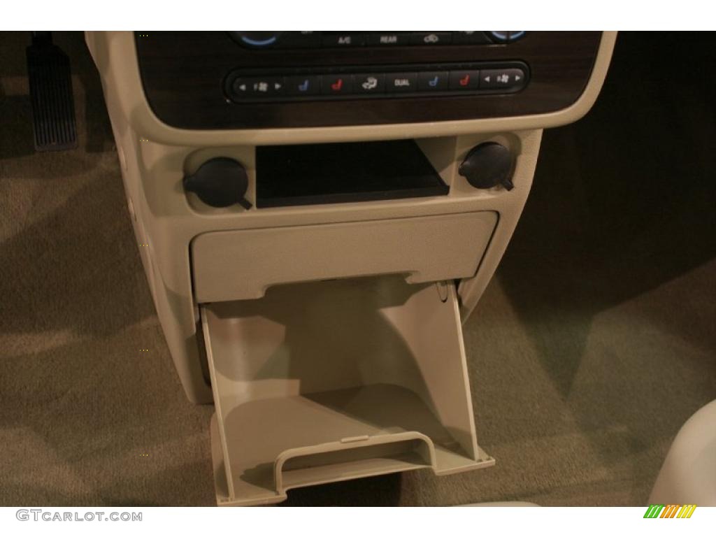 2004 Monterey Premier - Arizona Beige Metallic / Pebble photo #18