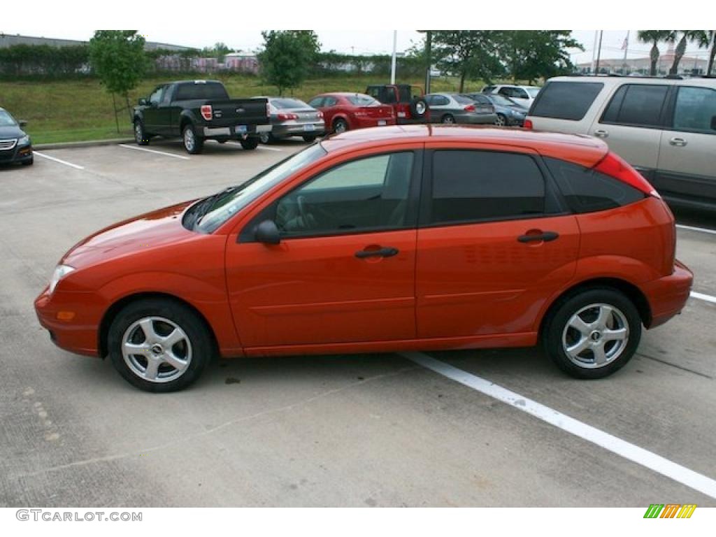 2005 Focus ZX5 SES Hatchback - Sangria Red Metallic / Charcoal/Charcoal photo #12