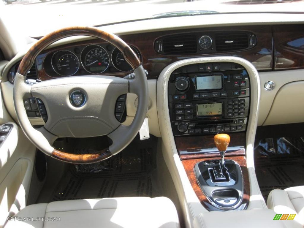2004 XJ XJ8 - Jaguar Racing Green Metallic / Sand photo #11