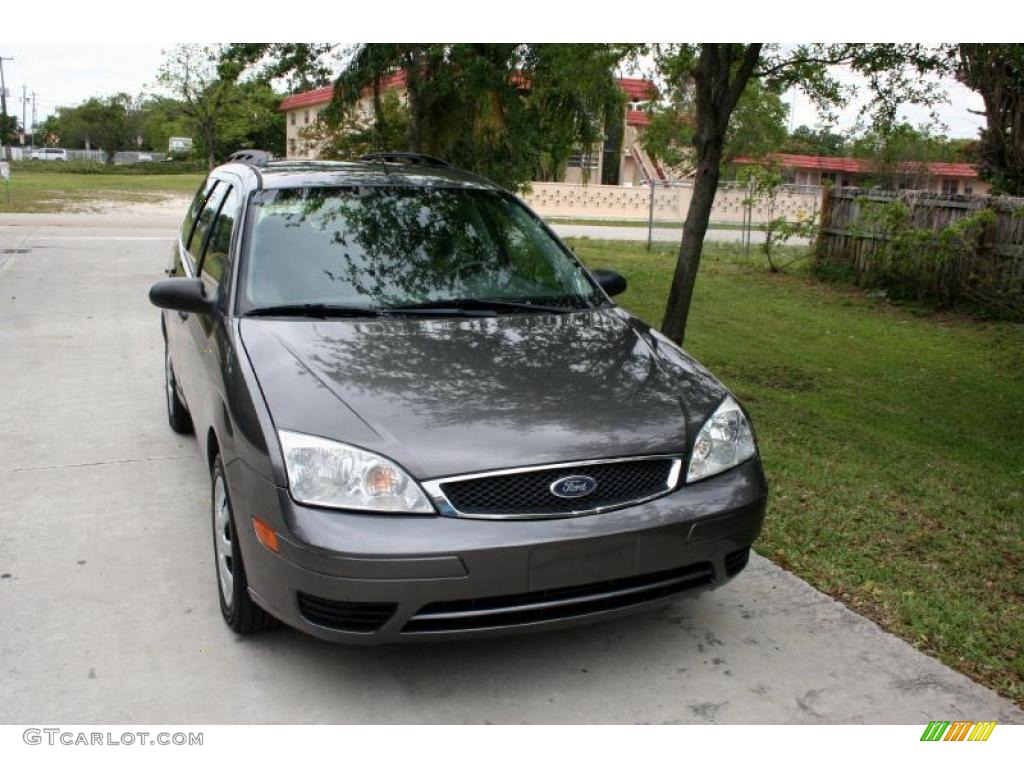 2005 Focus ZXW SE Wagon - Liquid Grey Metallic / Dark Flint/Light Flint photo #17