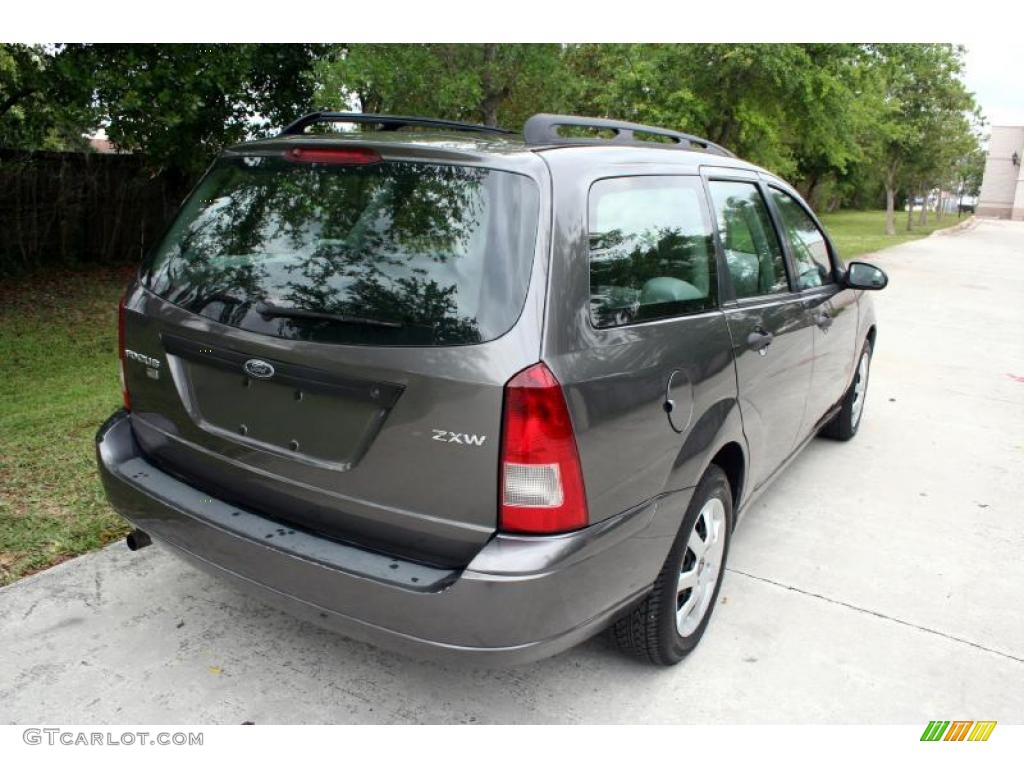 2005 Focus ZXW SE Wagon - Liquid Grey Metallic / Dark Flint/Light Flint photo #22