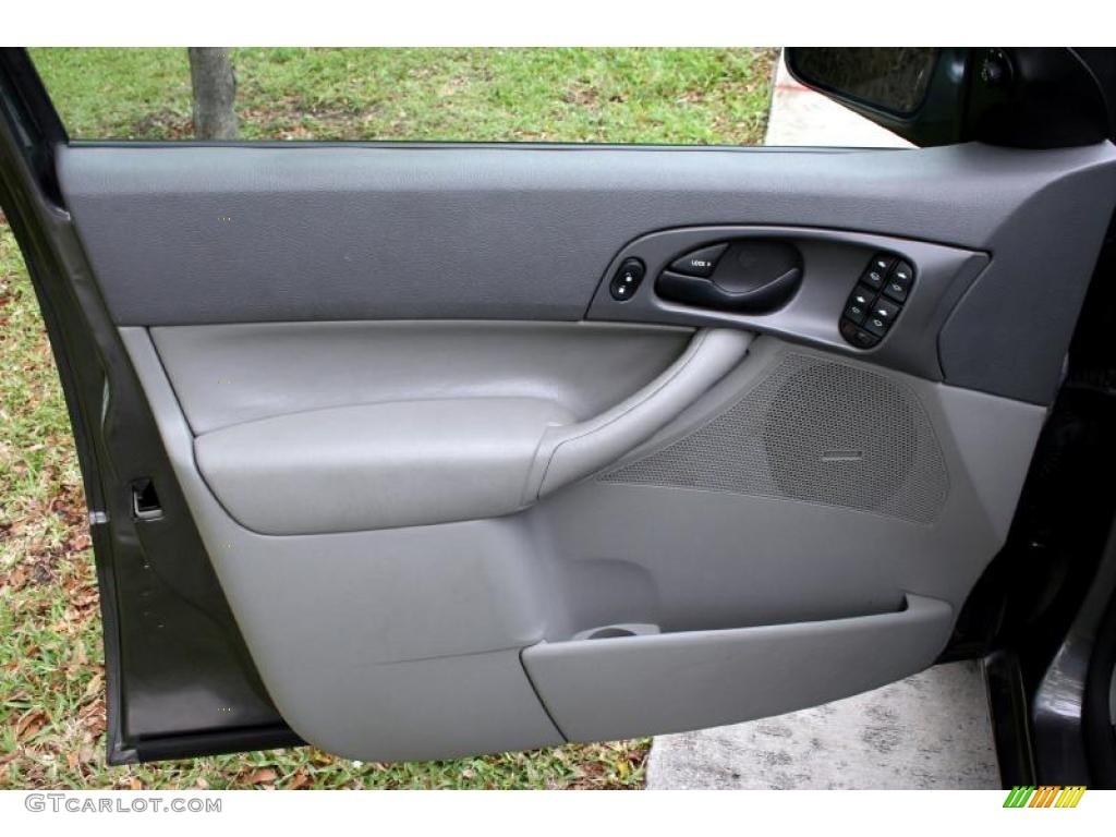 2005 Focus ZXW SE Wagon - Liquid Grey Metallic / Dark Flint/Light Flint photo #35