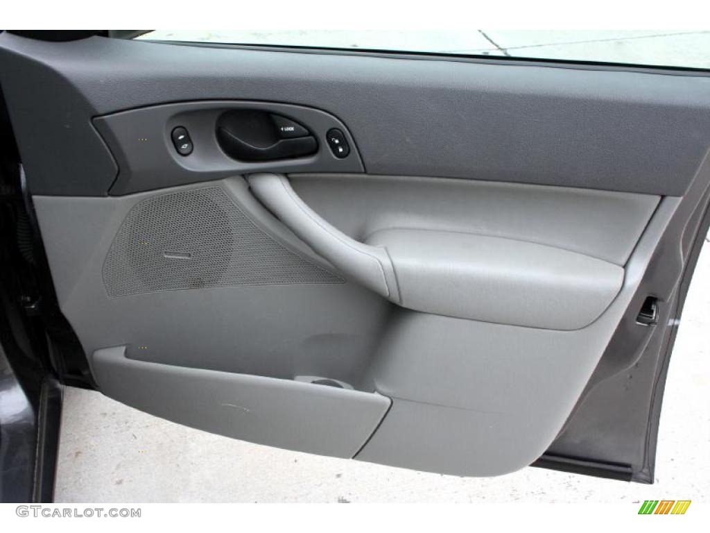 2005 Focus ZXW SE Wagon - Liquid Grey Metallic / Dark Flint/Light Flint photo #36