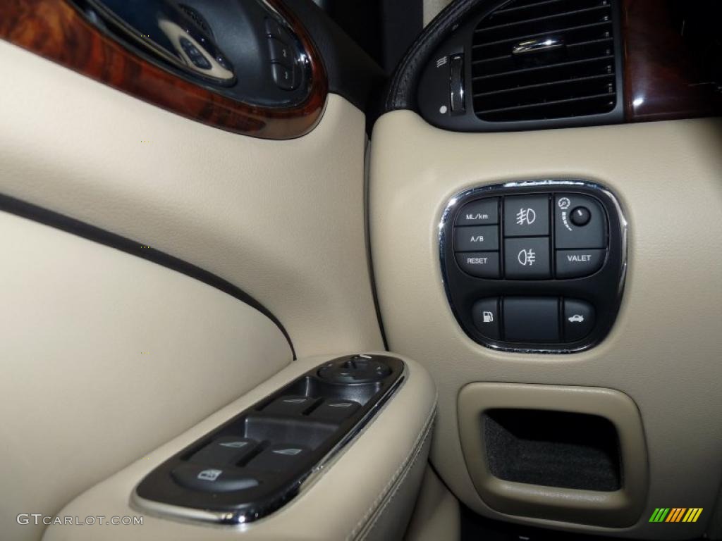 2008 XJ Vanden Plas - Pearl Grey Metallic / Champagne/Charcoal photo #45