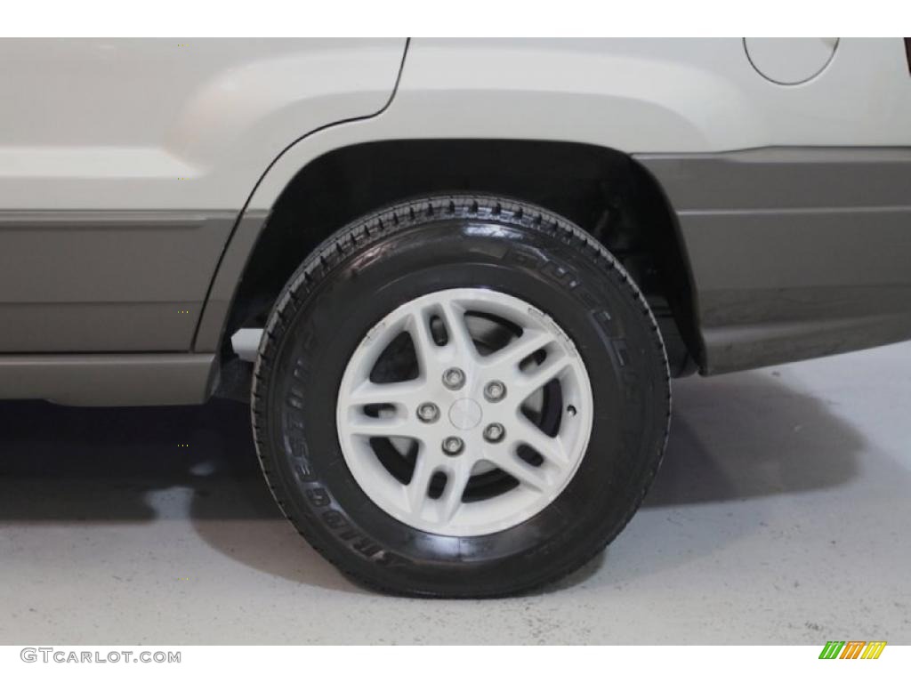 2004 Grand Cherokee Laredo - Bright Silver Metallic / Dark Slate Gray photo #38