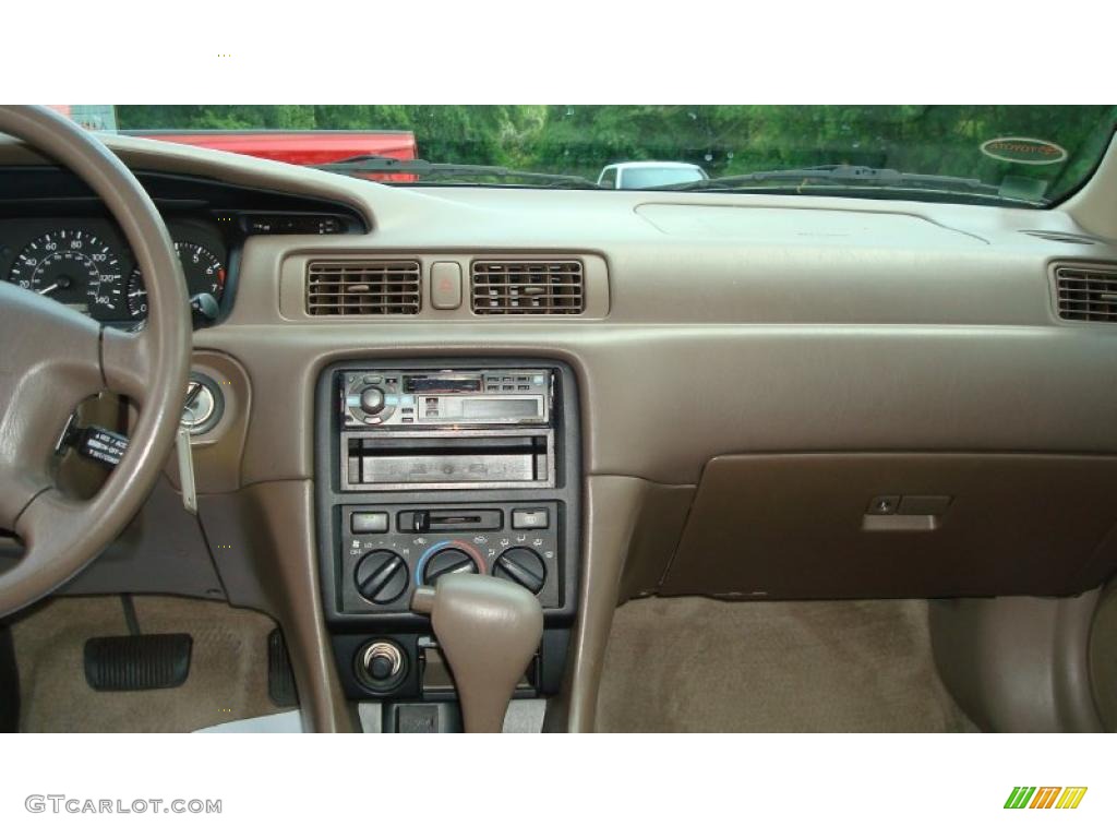 1999 Camry LE - Cashmere Beige Metallic / Oak photo #14