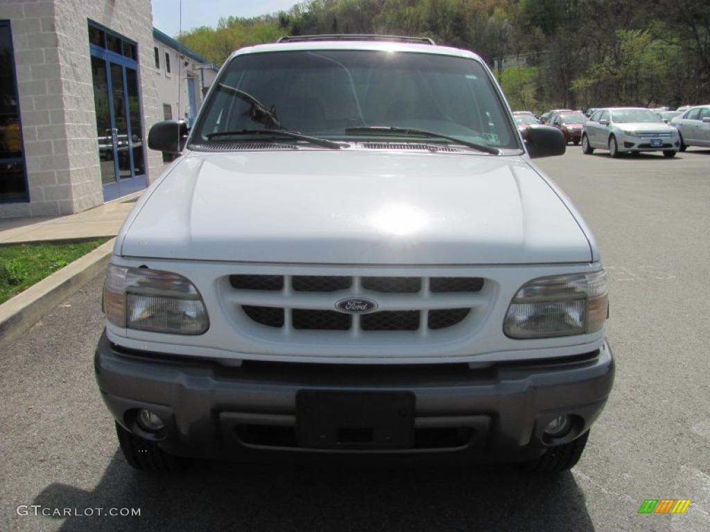 2000 Explorer XLT 4x4 - Oxford White / Medium Graphite photo #3