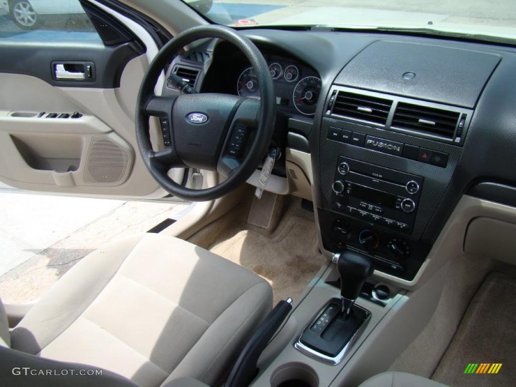 2008 Fusion SE V6 - White Suede / Camel photo #17