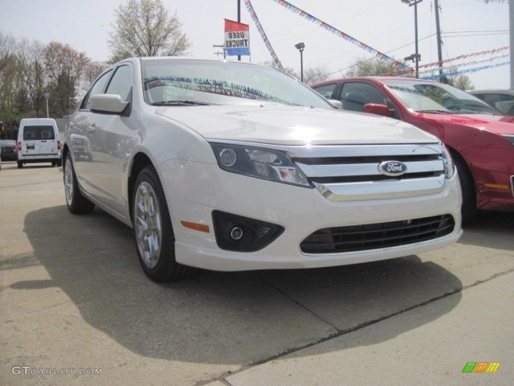 2010 Fusion SE - White Suede / Medium Light Stone photo #3