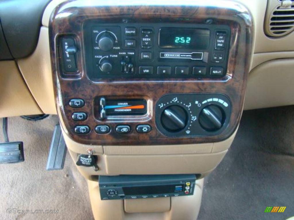 1999 Town & Country LX - Light Cypress Green Pearl / Camel photo #12