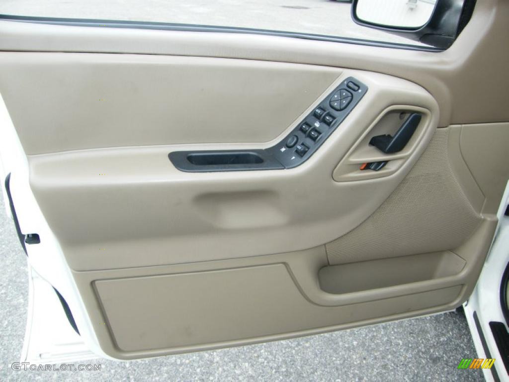 2004 Grand Cherokee Laredo - Stone White / Sandstone photo #16