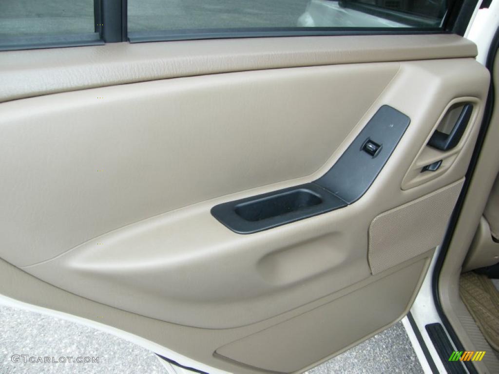 2004 Grand Cherokee Laredo - Stone White / Sandstone photo #21
