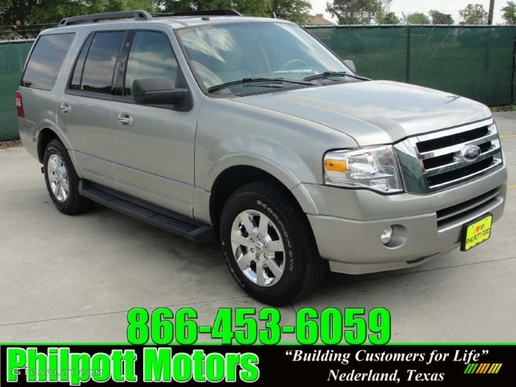 Vapor Silver Metallic Ford Expedition