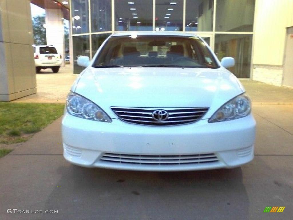 2006 Camry LE - Super White / Stone Gray photo #2