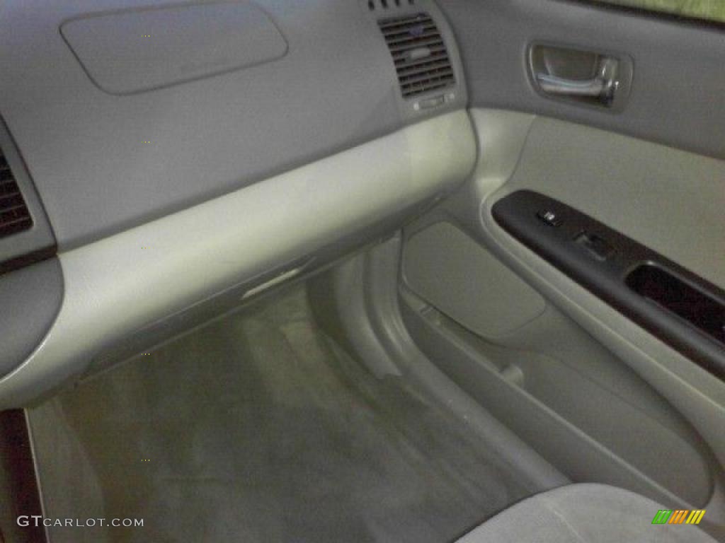 2006 Camry LE - Super White / Stone Gray photo #12
