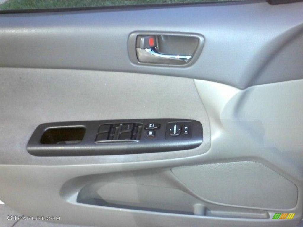 2006 Camry LE - Super White / Stone Gray photo #13