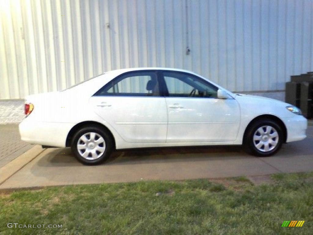 2006 Camry LE - Super White / Stone Gray photo #18