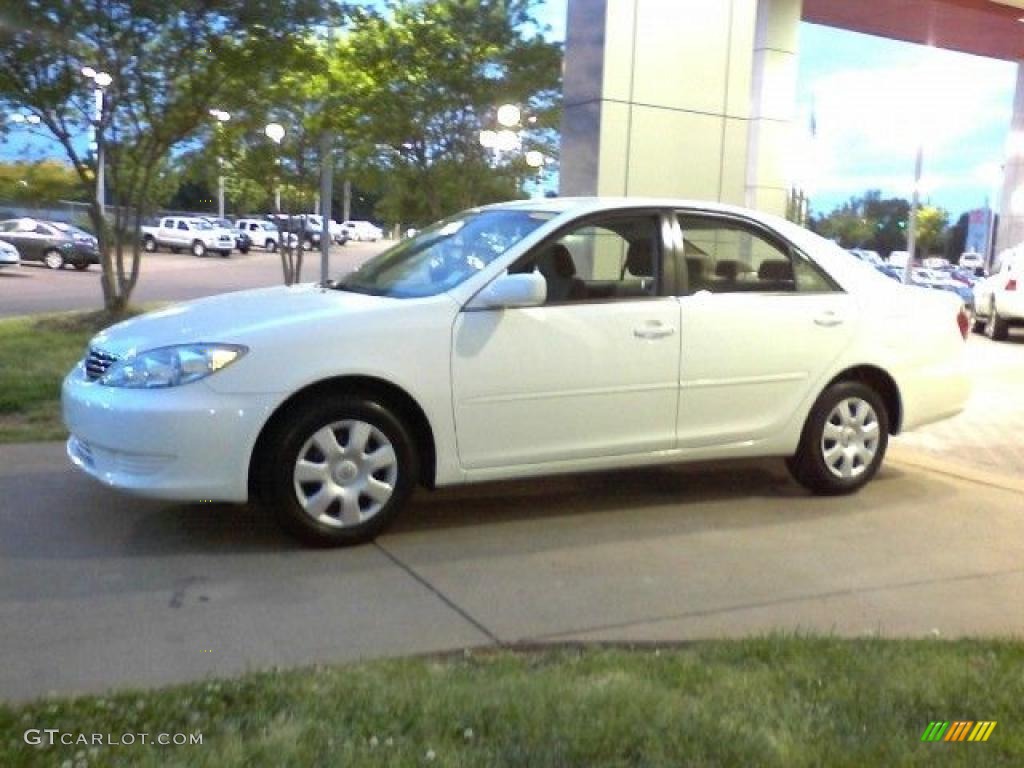 2006 Camry LE - Super White / Stone Gray photo #19