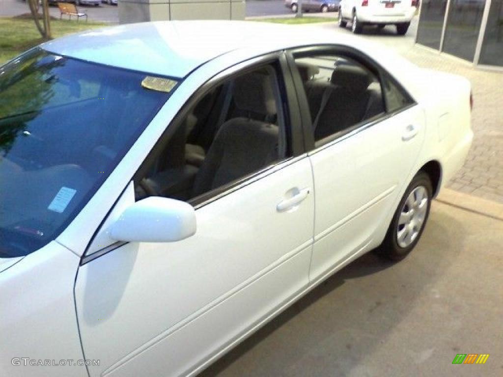 2006 Camry LE - Super White / Stone Gray photo #21