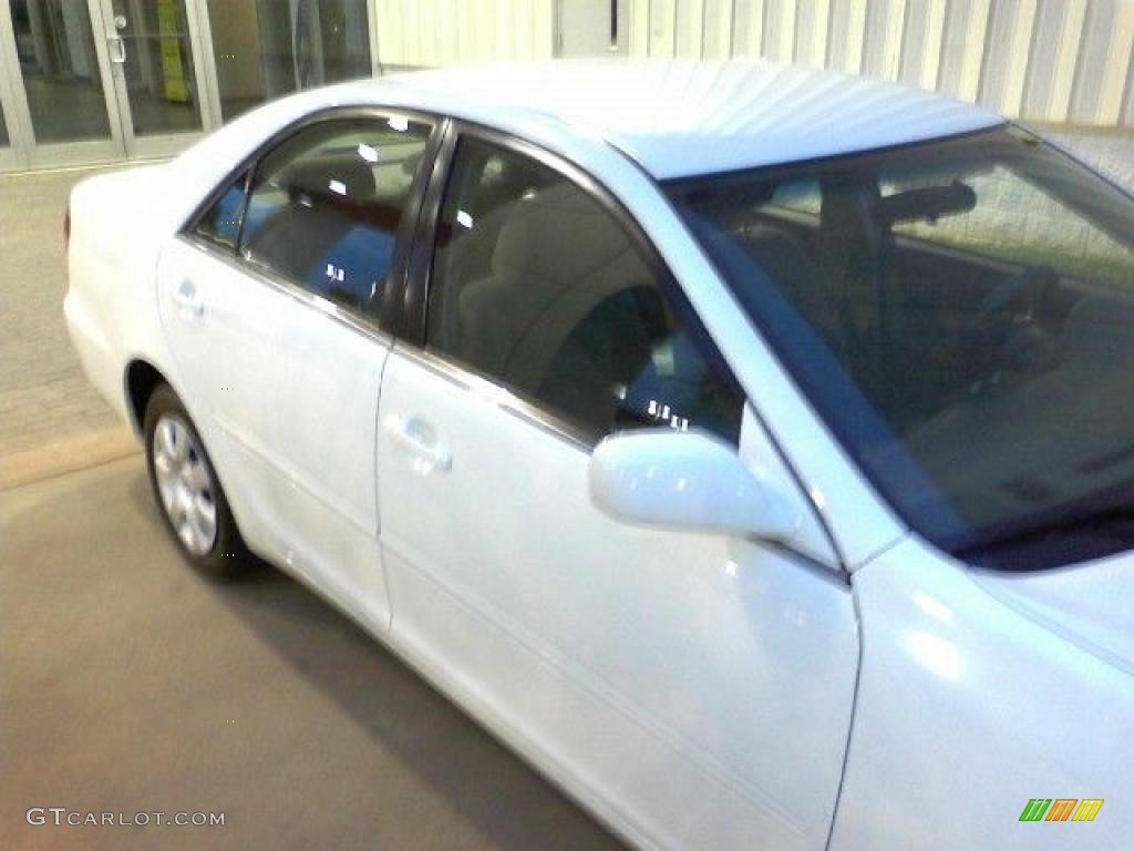2006 Camry LE - Super White / Stone Gray photo #22