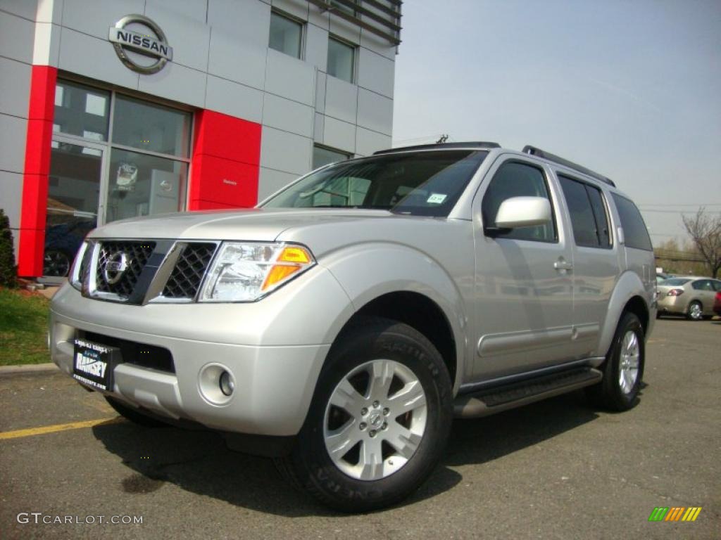 Silver Lightning Metallic Nissan Pathfinder