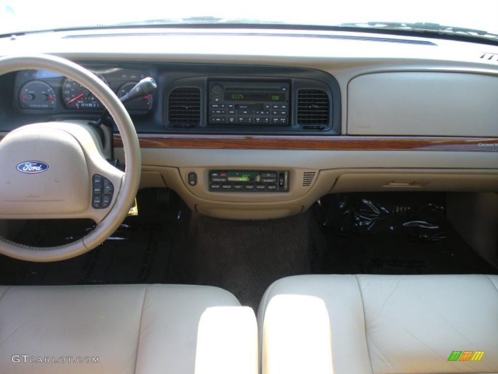 2004 Crown Victoria LX - Arizona Beige Metallic / Medium Parchment photo #17