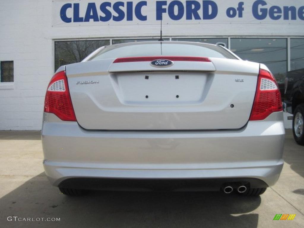 2010 Fusion SE - Brilliant Silver Metallic / Charcoal Black photo #4