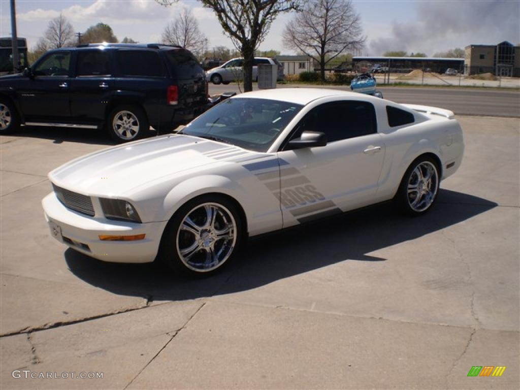 2005 Mustang V6 Deluxe Coupe - Performance White / Dark Charcoal photo #1