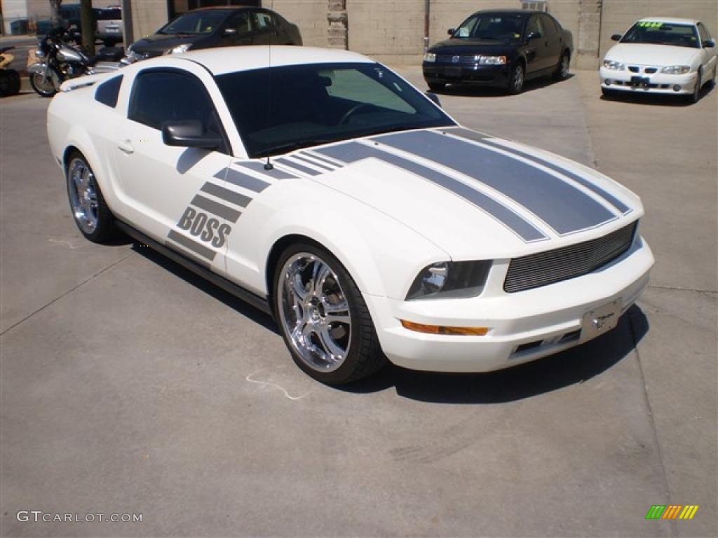 2005 Mustang V6 Deluxe Coupe - Performance White / Dark Charcoal photo #3