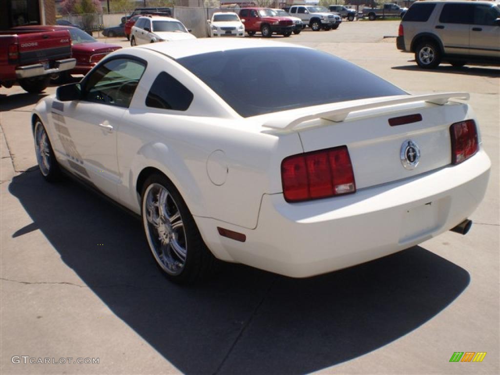2005 Mustang V6 Deluxe Coupe - Performance White / Dark Charcoal photo #6