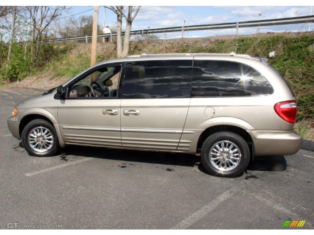 2002 Town & Country Limited - Light Almond Pearl Metallic / Taupe photo #9