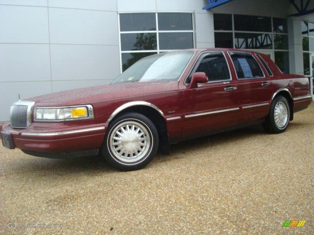 1997 Town Car Cartier - Toreador Red Metallic / Red photo #2