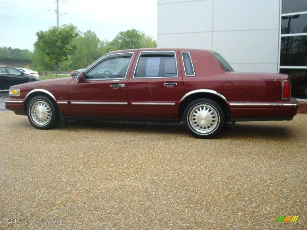 1997 Town Car Cartier - Toreador Red Metallic / Red photo #3
