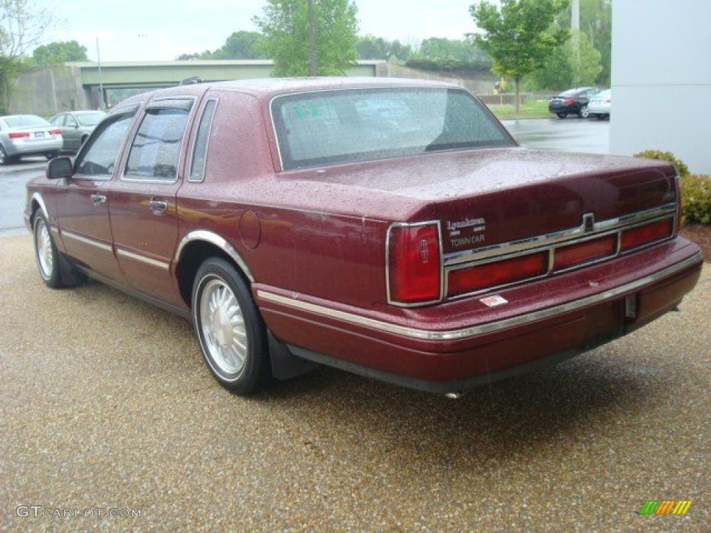 1997 Town Car Cartier - Toreador Red Metallic / Red photo #4